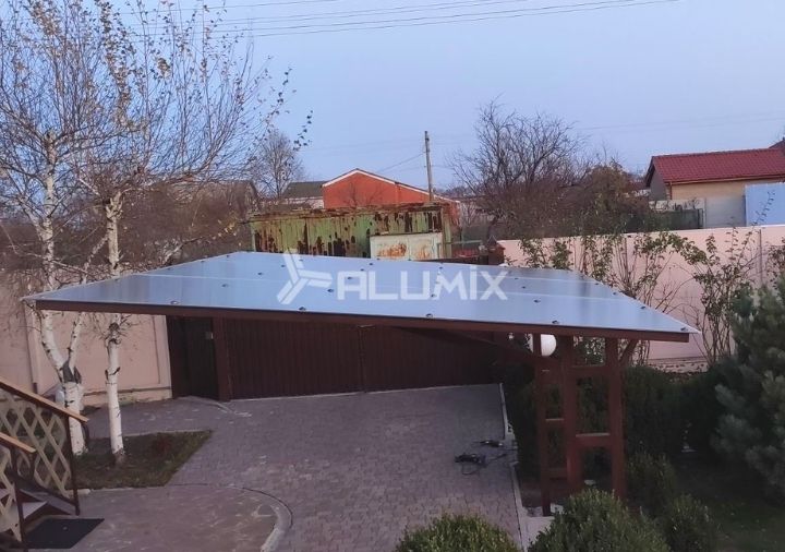 Металевий навіс з полікарбонату для приватного об'єкта Металевий навіс з полікарбонату для приватного об'єкта