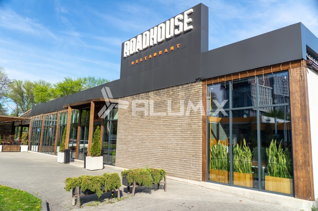 Фасадне скління для ресторану «Roadhouse» 