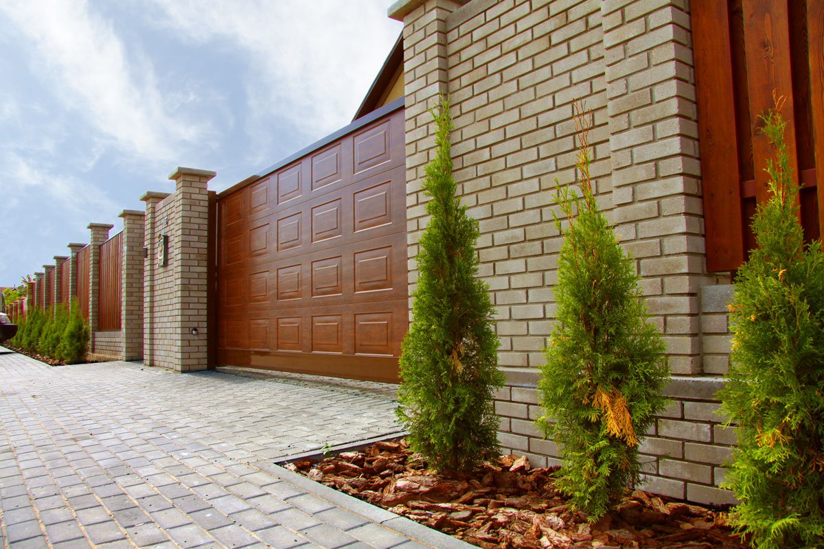 Відкатні ворота з сендвіч-панелей